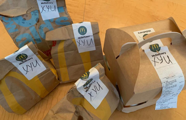 McDonald’s отправил в Верховную Раду еду с неприличным словом на упаковке