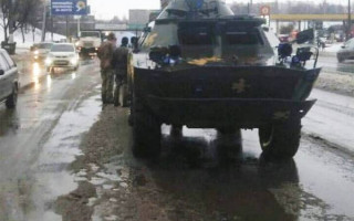 ДТП с военными в Одессе: бронемашина разбила легковушку