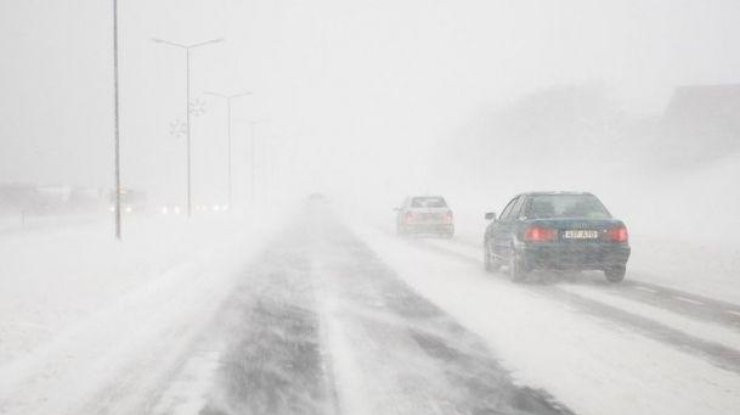 Снегопады в Украине: в одной из областей перекрыли автодороги