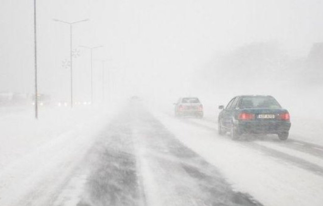 Снегопады в Украине: в одной из областей перекрыли автодороги