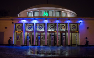 В Киеве возле метро избили и порезали мужчину: потерпевший потерял много крови