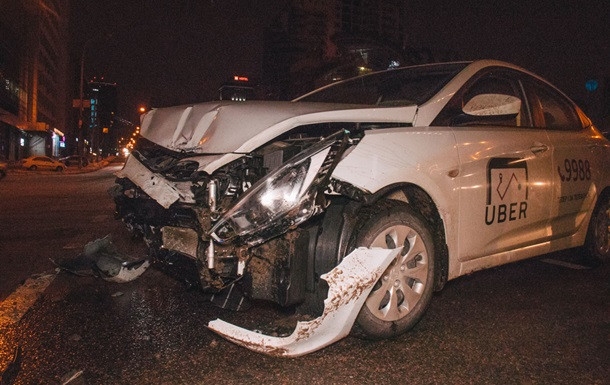 В Киеве произошла авария с участием такси Uber