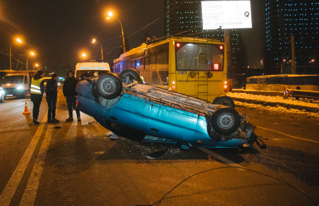 Зацепил электрический кабель и перевернулся: в Киеве произошло ДТП