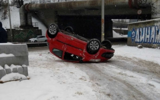 «Снес» забор и перевернулся: на Жилянской произошло ДТП