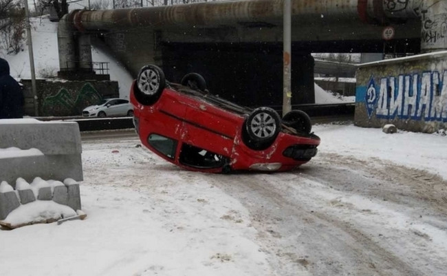 «Снес» забор и перевернулся: на Жилянской произошло ДТП