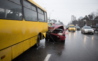 На скорости въехал в маршрутку с людьми: в Киеве произошло ДТП