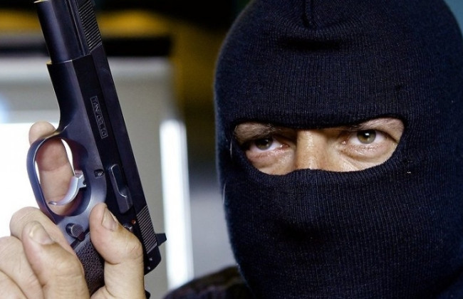 Связали и требовали деньги: вооруженные бандиты в масках напали на дом в Мелитополе