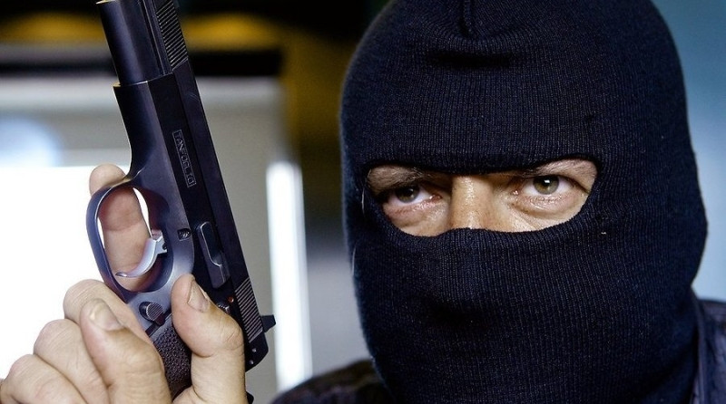 Связали и требовали деньги: вооруженные бандиты в масках напали на дом в Мелитополе