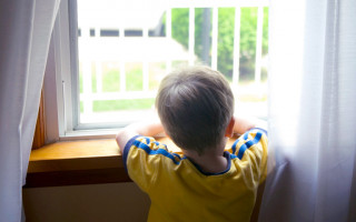 Горе-отец выбросил сына из окна 4-го этажа жилого дома под Харьковом