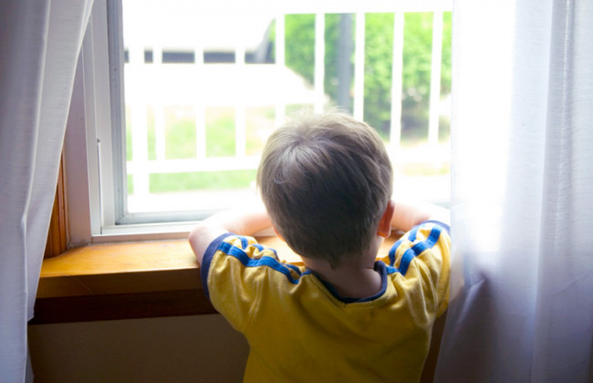 Горе-отец выбросил сына из окна 4-го этажа жилого дома под Харьковом