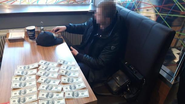 Во Львове директора предприятия поймали на взятке в $2000