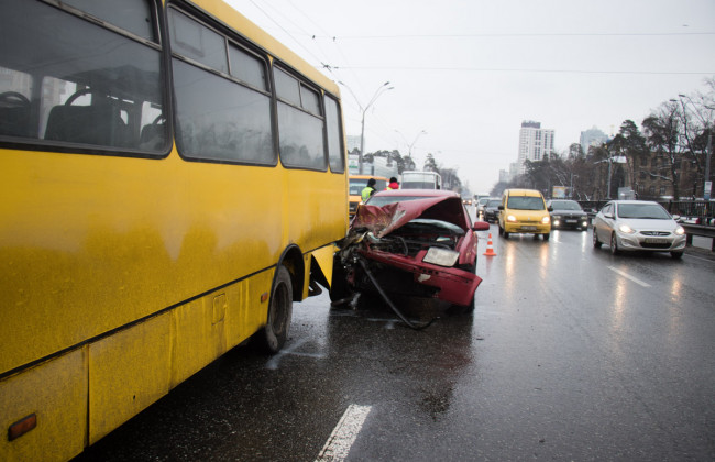 На скорости въехал в маршрутку с людьми: в Киеве произошло ДТП