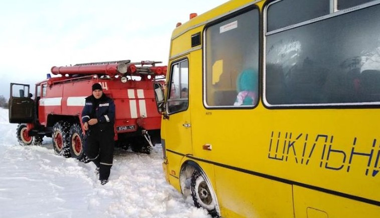 Под Полтавой школьный автобус попал в снежную ловушку