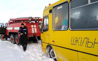 Под Полтавой школьный автобус попал в снежную ловушку