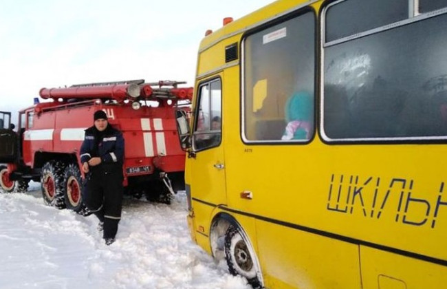 Под Полтавой школьный автобус попал в снежную ловушку