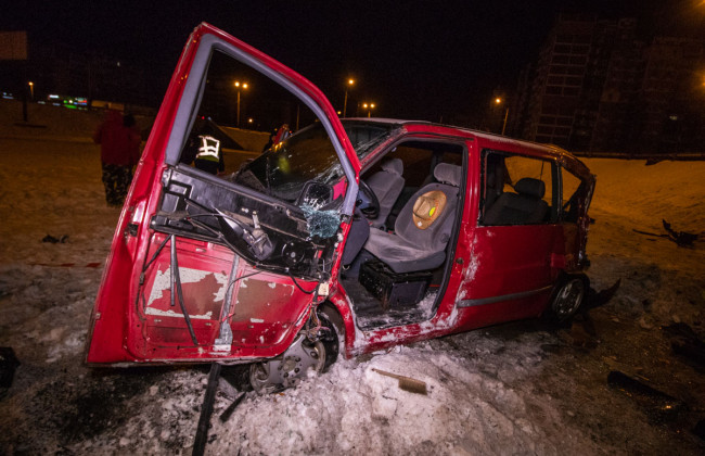 Серьезное ДТП на Троещине: микроавтобус снес отбойник и вылетел в круг