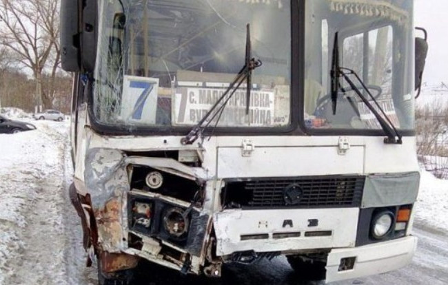Погибла вся семья: в Краматорске маршрутка на скорости врезалась в легковушку