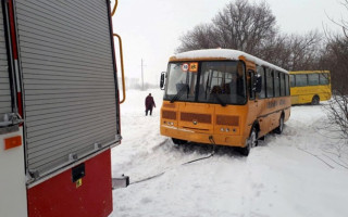 В Днепропетровской области автобус со школьниками попал в снежный плен