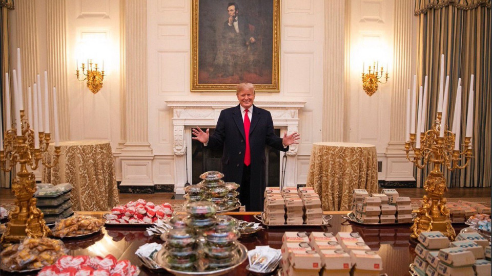 Шатдаун в США: Трамп заказал 300 бургеров из фастфуда на прием в Белом доме