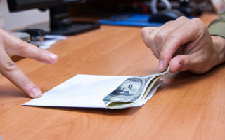 Обещал все порешать: коллектора банка поймали на крупной взятке