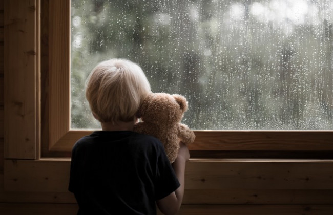 Отец выбросил из окна четвертого этажа: стало известно о состоянии пострадавшего мальчика