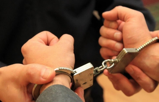 Приковали к перилам: злоумышленники ограбили мужчину в столице