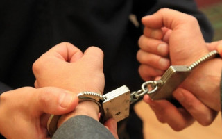 Приковали к перилам: злоумышленники ограбили мужчину в столице