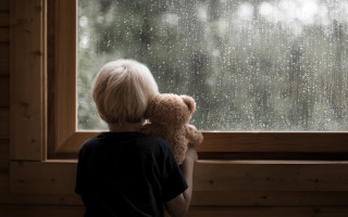 Отец выбросил из окна четвертого этажа: стало известно о состоянии пострадавшего мальчика