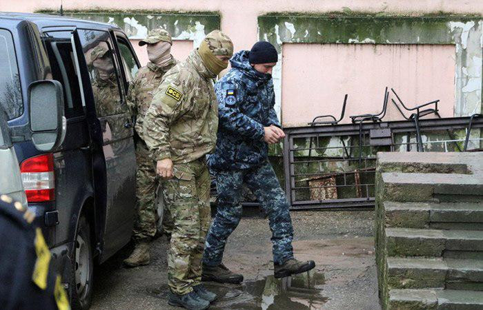 «Суд» над моряками в РФ: в Сети появилось видео с украинцами