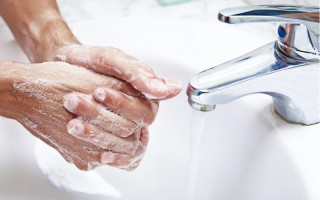 Часте миття рук шкідливе для здоров’я: три причини