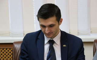 Активисты засыпали песком кабинет чиновника в Житомире