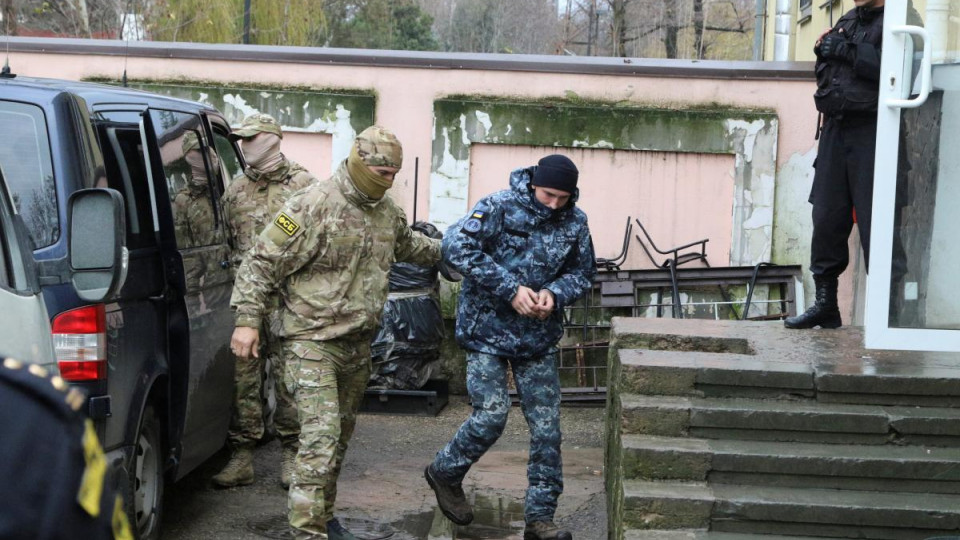 «Суд» над моряками в РФ: еще четверым украинцам продлили арест