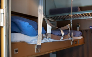 Падение полки на женщину в поезде: стало известно о состоянии пострадавшей