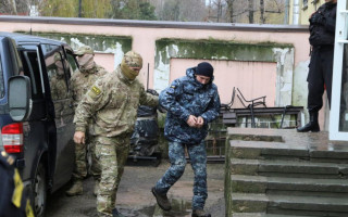 «Суд» над моряками в РФ: еще четверым украинцам продлили арест
