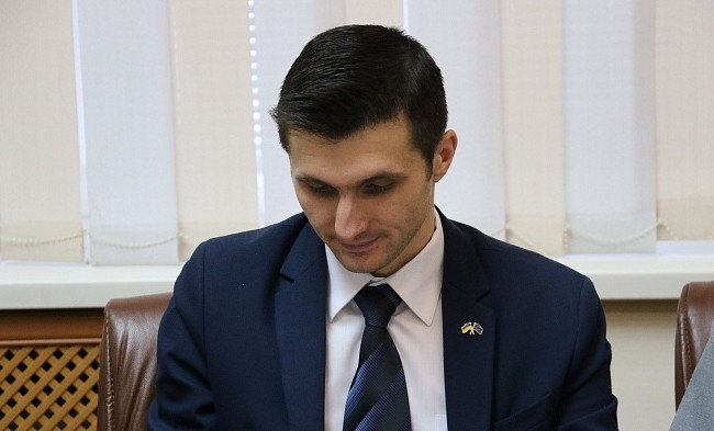 Активисты засыпали песком кабинет чиновника в Житомире