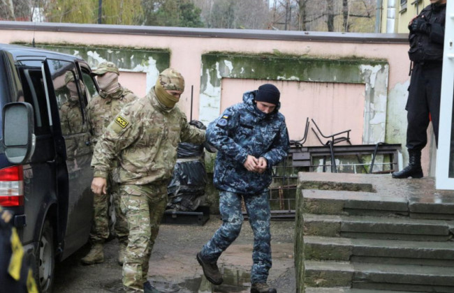 «Суд» над моряками в РФ: еще четверым украинцам продлили арест