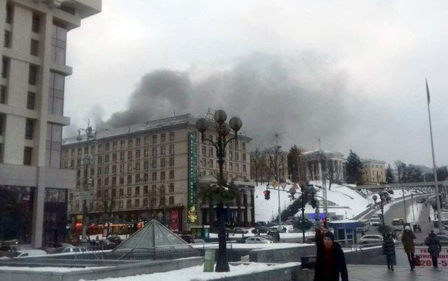 Мощный пожар в центре Киева на Крещатике, фото и видео