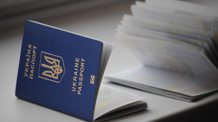 Вимагала хабар за паспорти переселенцям: ДБР розпочало кримінальне провадження