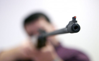 Зухвало домагався: жінка застрелила чоловіка з пневматичної зброї