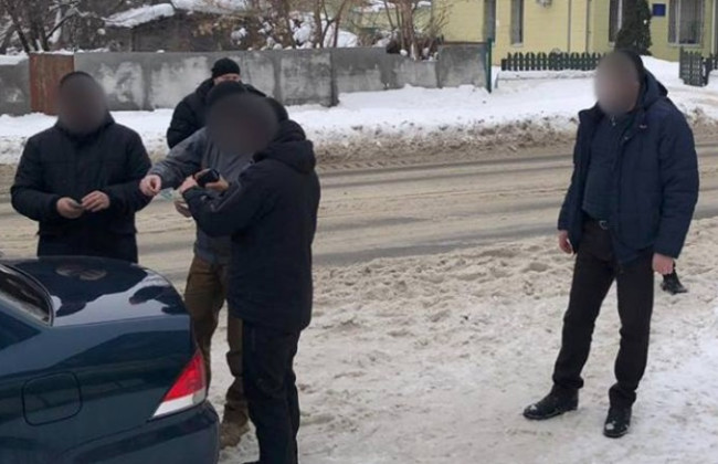 Слідчі ДБР затримали поліцейського за вимагання неправомірної вигоди