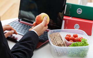 Перекусы на работе: от какой еды лучше отказаться в рабочее время