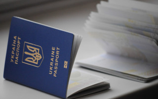 Вимагала хабар за паспорти переселенцям: ДБР розпочало кримінальне провадження