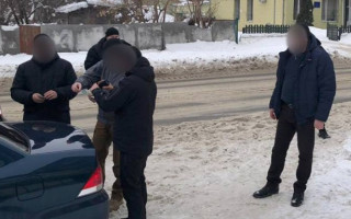 Слідчі ДБР затримали поліцейського за вимагання неправомірної вигоди