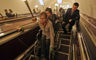 Две станции метро в Киеве обустроят для людей с ограниченными возможностями
