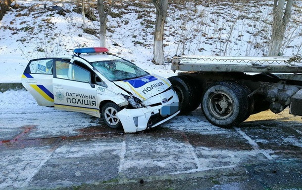 В Одессе полицейский автомобиль столкнулся с грузовиком: есть пострадавшие