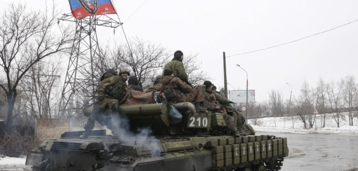 Поміж житлових будинків розмістили окупанти танки на Донбасі