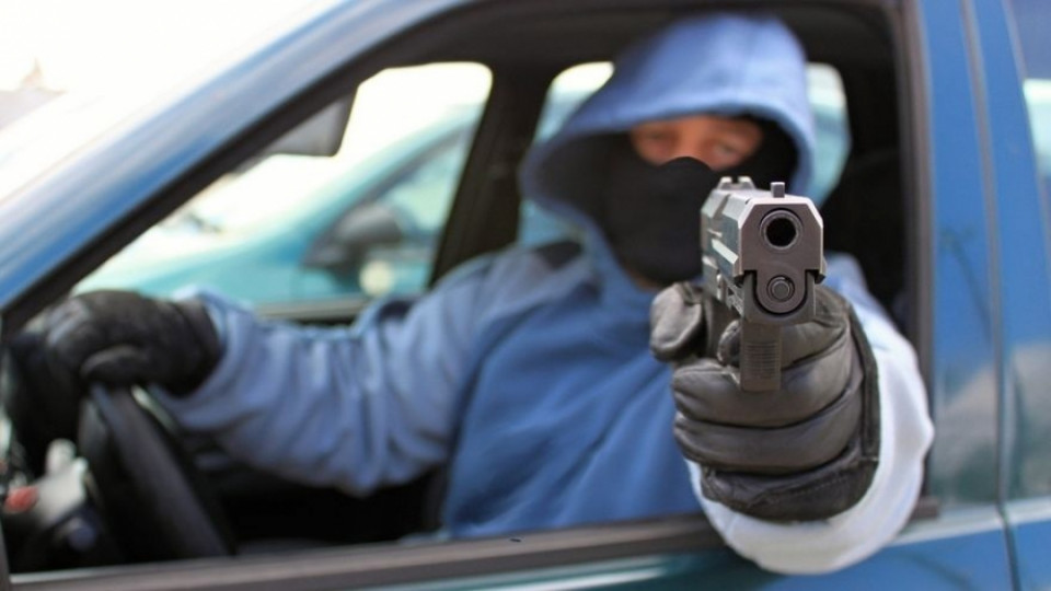 Стрелял из окна автомобиля: в Киеве полиция преследует опасного преступника