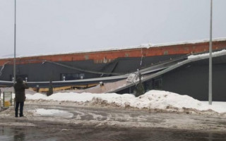 ЧП в супермаркете на Закарпатье: из-за снега обрушился навес