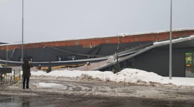 ЧП в супермаркете на Закарпатье: из-за снега обрушился навес