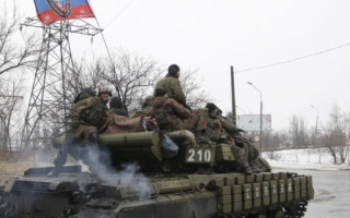 Поміж житлових будинків розмістили окупанти танки на Донбасі